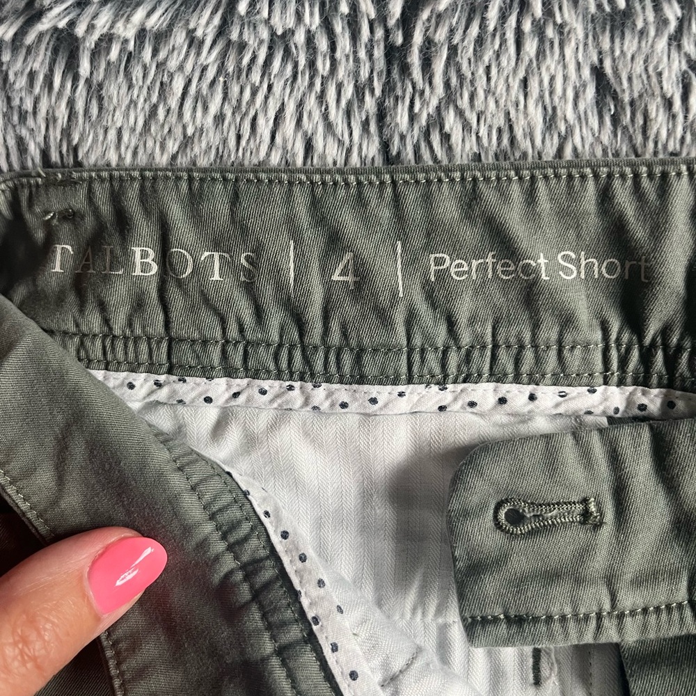 Talbot perfect short size 4 worn 2x army green, deep pockets in front